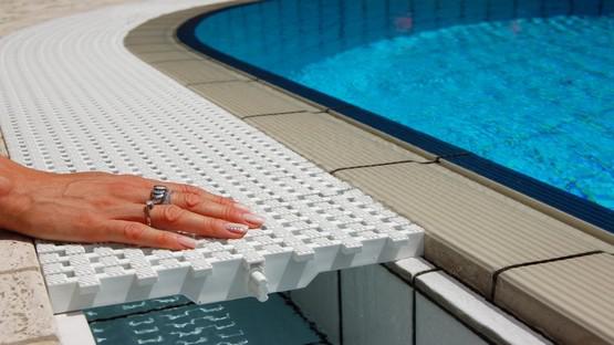 Piscine à débordement latéral