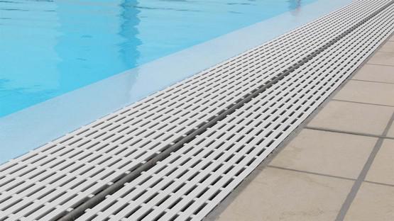 Piscine à débordement latéral