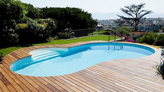 Piscine en forme libre