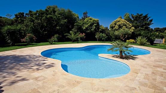 Piscine en forme libre
